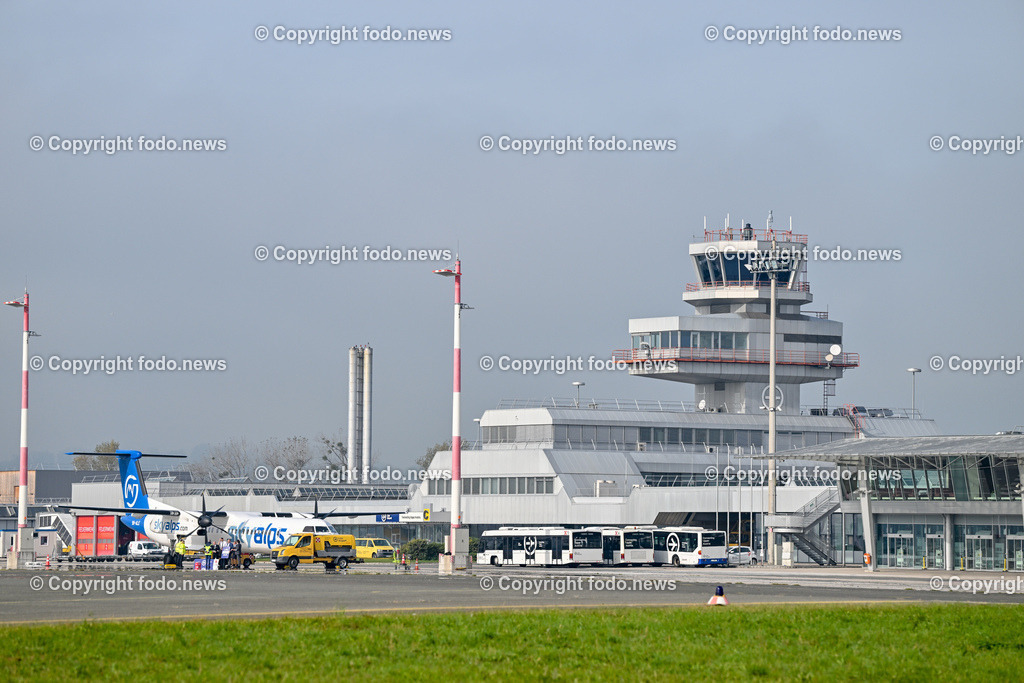 Flughafen Linz_ Linz Airport_ Linz-Hoersching_ 30.10.2023-23 | 30.10.2023, Linz Hoersching, AUT, Flughafen Linz, Linz Airport, im Bild Skyalps Flugzeug am Vorfeld, Tower, Austro Control