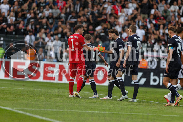 21.08.2026, GER, Fussball, Herren, DFB-Pokal, Saison 2026/2027, SC St. Tönis vs Eintracht Frankfurt | Simon Sell (Tönis) klatscht mit Memlan Darwish (Tönis)