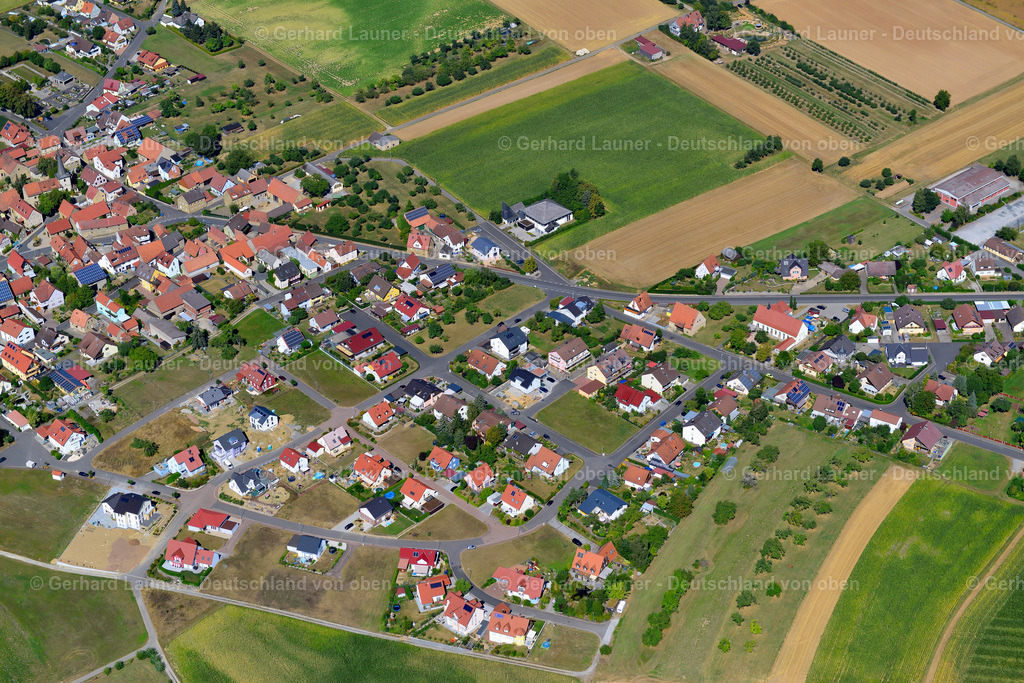 3650250 | ERBSHAUSEN-SULZWIESEN 31.08.2016 Wohngebiet einer Einfamilienhaus- Siedlung am Rande von landwirtschaftlichen Feldern in Erbshausen-Sulzwiesen im Bundesland Bayern, Deutschland // Single-family residential area of settlement on the edge of agricultural fields in Erbshausen-Sulzwiesen in the state Bavaria, Germany Foto: Gerhard Launer