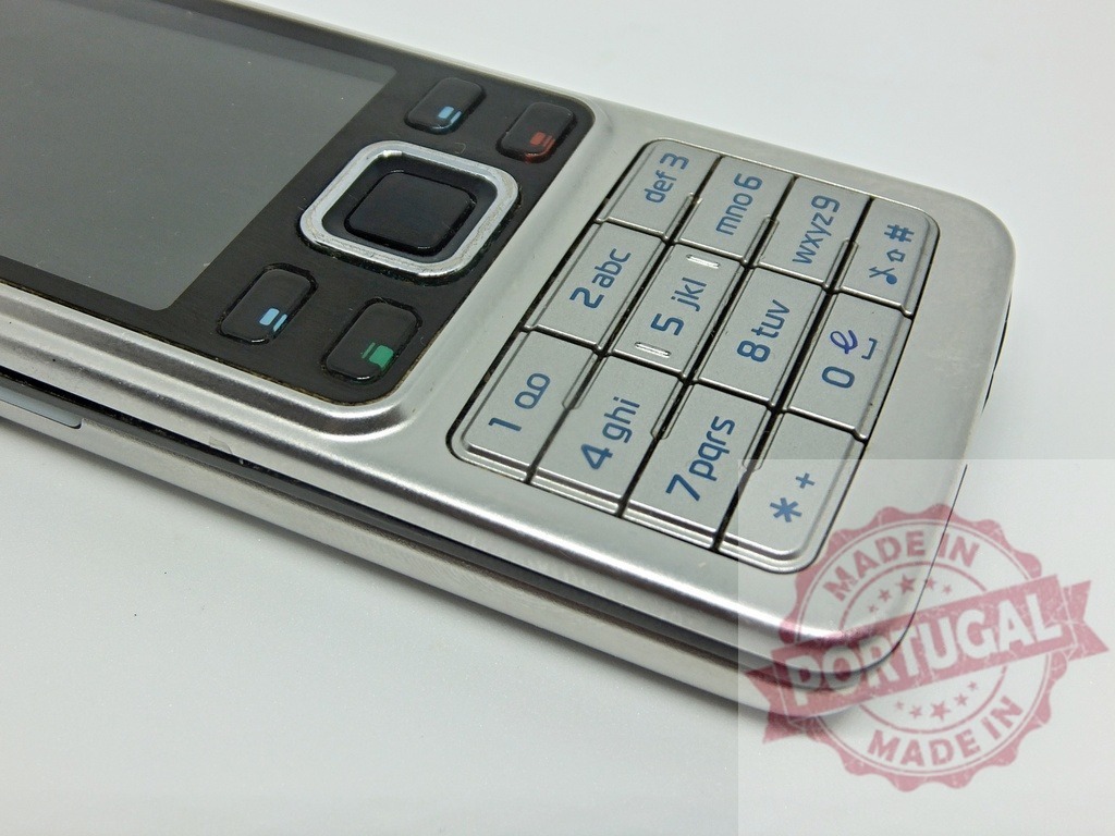 Nokia mobile phone showing keypad and navigation buttons | Close-up of a Nokia mobile phone highlighting its keypad, navigation buttons, and display screen - Realisiert mit Pictrs.com