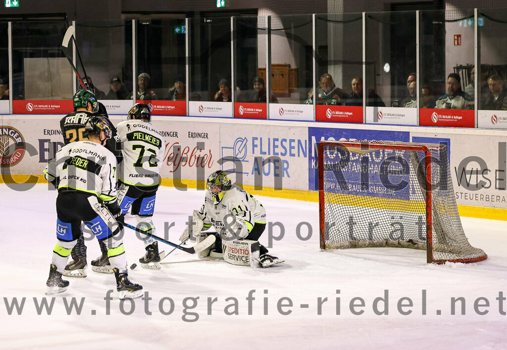 2024-02-16_127_TSV_Erding_gegen_ERSC_Amberg | Erding, Deutschland, 16.02.2024:
Eishockey, Bayernliga Playoffs 2023 / 2024, 1. Spieltag, TSV Erding gegen ERSC Amberg, Endergebnis: 1:2

Thomas Plihal (Erding Gladiators, #39), Andreas Pielmeier (ERSC Amberg, #72), Torwart Timon Bätge (ERSC Amberg, #31)

Foto: Christian Riedel / fotografie-riedel.net