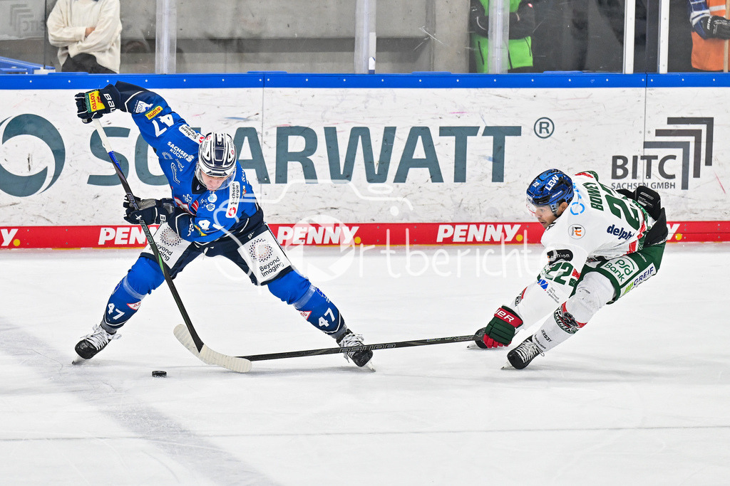 Dresdener Eislöwen - Augsburger Panther | im Duell Sebastian GORICK (Eislöwen Dresden 47) und Madison BOWEY (Augsburger Panther 22) / Zweikampf / DEL: Dresdener Eislöwen - Augsburger Panther; Joynext-Arena am 05.10.2025
