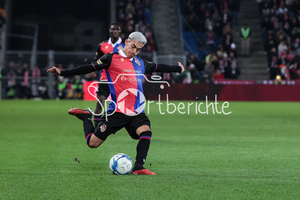 FC Basel - FC Bayern München | Juan GAUTO (Basel #33) am Ball / Freisteller / Einzelfoto
