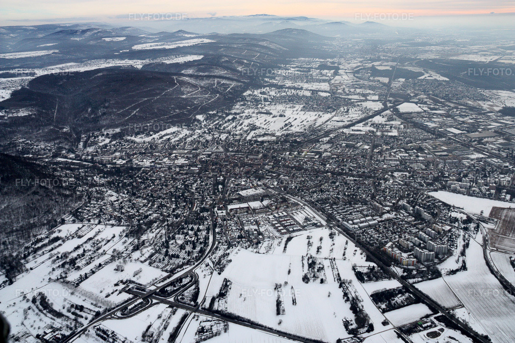 Luftbild: Winterlich schneebedeckte Ortsansicht der Straßen und Häuser der Wohngebiete in Ettlingen im Bundesland Baden-Württemberg in Deutschland. Foto: IMG_17007.jpg vom 15.02.2009 durch Werner Riehm/FLY-FOTO.de