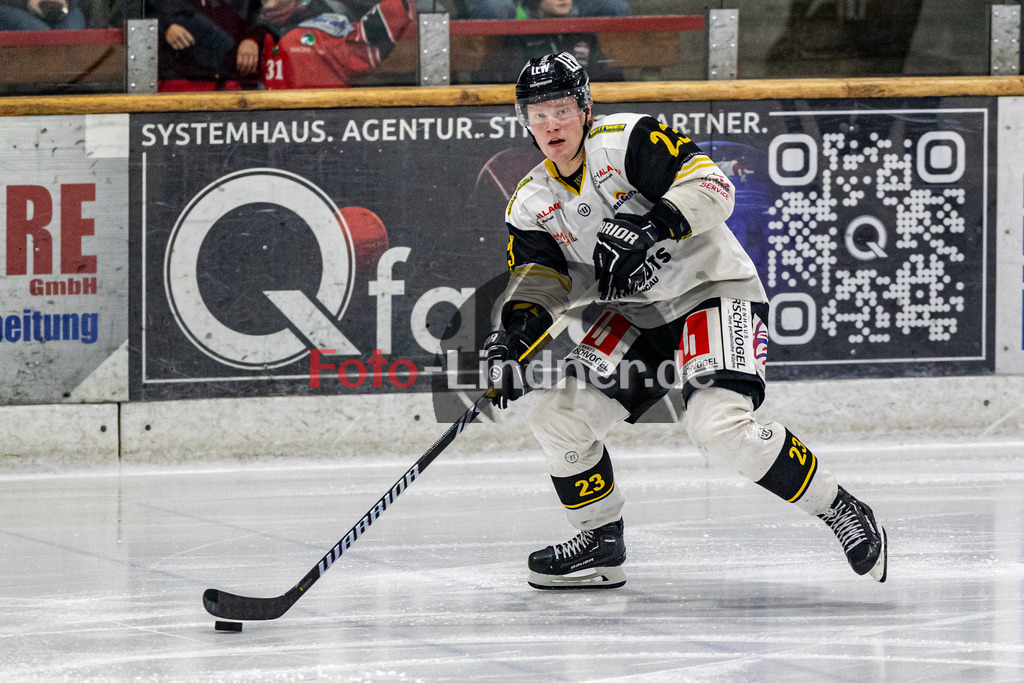 TSV Peißenberg Miners vs EA Schongau Mammuts | Eishockey Bayernliga 2023/2024, TSV Peißenberg Miners vs EA Schongau Mammuts, 20231215,
Ville SALORANTA (Mammuts 23) in Aktion,
2023-12-15 in Peißenberg (Eisstadion)
23 Ville SALORANTA (Mammuts 23)
Copyright: WolfgangxLindner foto-lindner.de