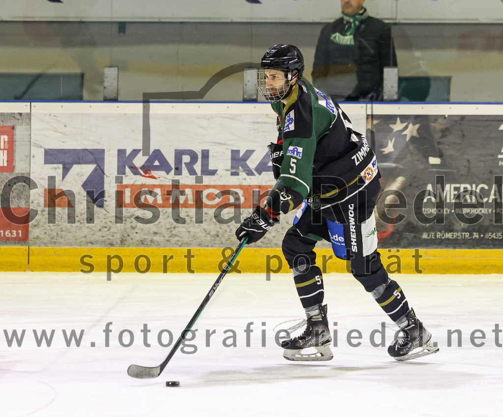 2022-12-16_039_TSV_Erding_gegen_EC_Pfaffenhofen | Erding, Deutschland, 16.12.2022:
Eishockey, Bayernliga 2022 / 2023, 21. Spieltag, TSV Erding gegen EC Pfaffenhofen, Endergebnis: 14:1

Florian Zimmermann (Erding Gladiators, #5)

Foto: Christian Riedel / fotografie-riedel.net