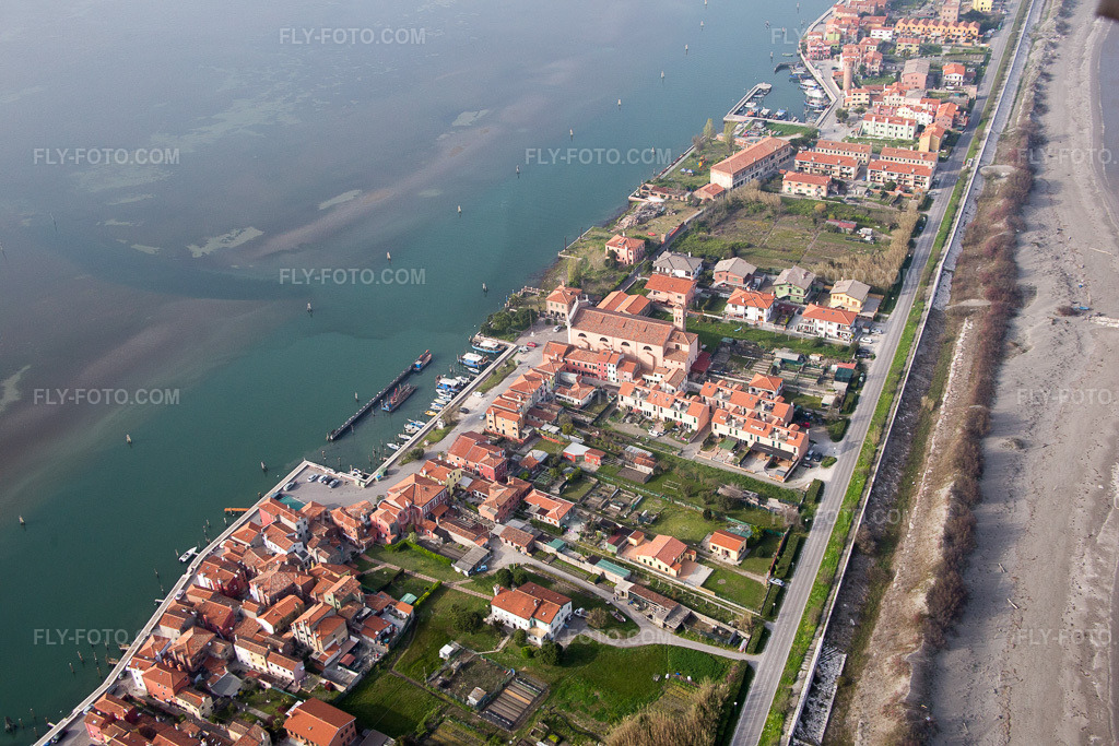 Aerial view: View of the town in San Pietro in Volta in the state Veneto, Italy.Photo: IMG_087464.jpg taken on 04/06/2016 by Werner Riehm/FLY-FOTO.comResolution of the original: 5472 x 3648 px
