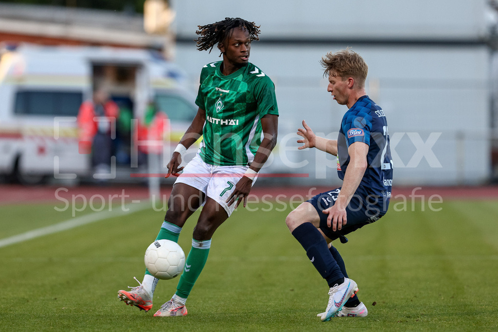 Fussball, Regionalliga Nord, SV Werder Bremen II - SSV Jeddeloh | v.li.: Davis Asante (SV Werder Bremen II, 7) und Tom Kanowski (SSV Jeddeloh II, 23) im Zweikampf, Duell, Dynamik, Aktion, Action, Spielszene