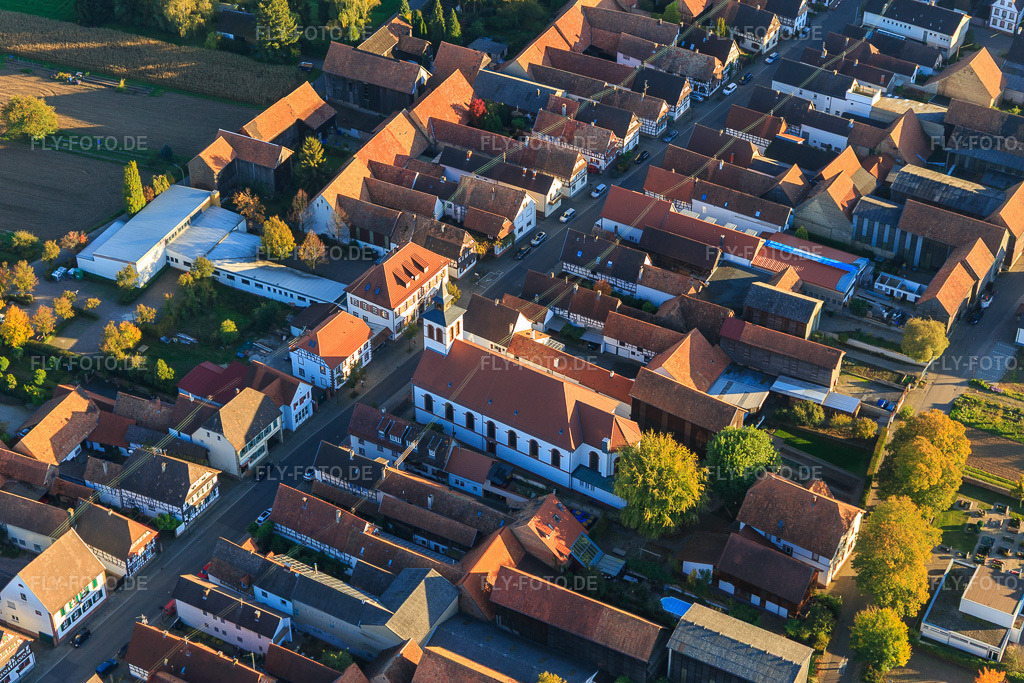 Luftbild: Heilig Kreuz Kirche und Bürgerhaus Hayna vor der Mehrzweckhalle im Ortsteil Hayna in Herxheim im Bundesland Rheinland-Pfalz in Deutschland. Foto: IMG_104085.jpg vom 14.10.2017 durch Werner Riehm/FLY-FOTO.de