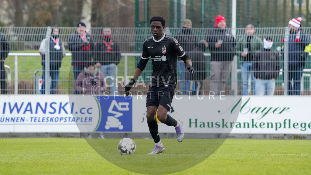 Fußball, Herren, Saison 2025/2026, Regionalliga Nordost, 18. Spieltag, FSV 63 Luckenwalde vs. FC Rot-Weiß Erfurt, Samstag 06.12.2025, Werner-Seelenbinder-Stadion Luckenwalde, | Fußball, Herren, Saison 2025/2026, Regionalliga Nordost, 18. Spieltag, FSV 63 Luckenwalde vs. FC Rot-Weiß Erfurt, Samstag 06.12.2025, Werner-Seelenbinder-Stadion Luckenwalde, Im Bild: Nathan Fuakala (Erfurt) - Realisiert mit Pictrs.com