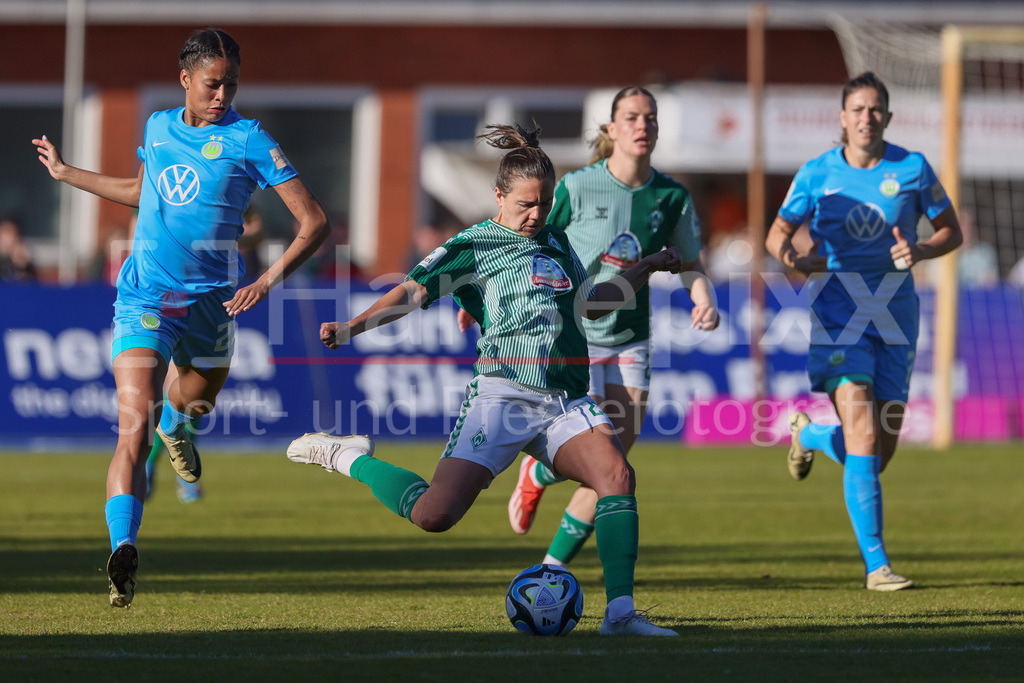 Fussball, Google Pixel Frauen-Bundesliga, SV Werder Bremen - VfL Wolfsburg | v.li.: Rieke Dieckmann (SV Werder Bremen, 22) am Ball, Einzelbild, Ganzkörper, Aktion, Action, Spielszene, DIE DFB-RICHTLINIEN UNTERSAGEN JEGLICHE NUTZUNG VON FOTOS ALS SEQUENZBILDER UND/ODER VIDEOÄHNLICHE FOTOSTRECKEN. DFB REGULATIONS PROHIBIT ANY USE OF PHOTOGRAPHS AS IMAGE SEQUENCES AND/OR QUASI-VIDEO.