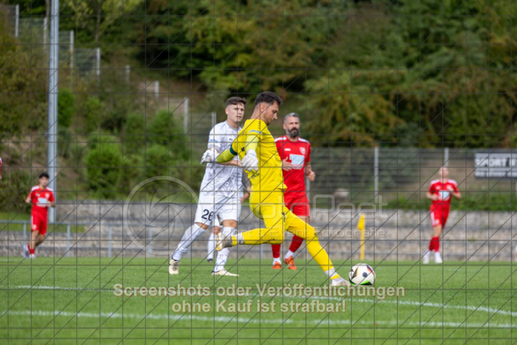 20250831_150832_0205 | Dominik Nagel (TSG Salach #01)TSG Salach (weiß) vs. SV Ebersbach (rot), Fußball, Bezirksliga - Bezirk Neckar/Fils, 02. Spieltag, Saison 2025/2026, Rasensportplatz, Staufenecker Straße, 73084 Salach, 31.08.2025 - 15:00 Uhr,Foto: PhotoPeet-Sportfotografie/Peter Harich