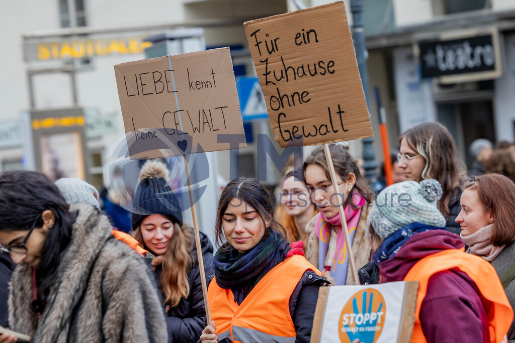 R06_2356 | 29.NOV.24-Protestmarsch gegen Gewalt-Copyright: Katholische Kirche Kärnten/Denk Dich Neu/Trainproduction/Matthias Trinkl