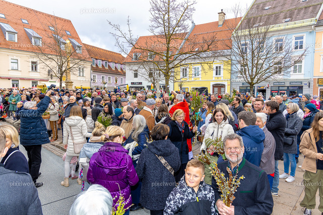 Palmbuschenweihe am Hauptplatz in Feldkirchen | Bildershop von pixelworld.at - Realisiert mit Pictrs.com