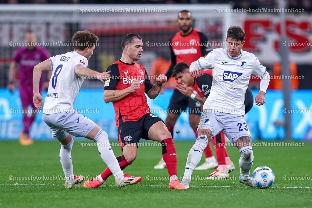 Lev02022501025 | 02.02.2025, Fußball, Bayer 04 Leverkusen - TSG 1899 Hoffenheim, 1. Fußball Bundesliga, 20. Spieltag, BayArena, Saison 2024 2025: Granit Xhaka (Bayer04 Leverkusen #34) im Zweikampf gegen Dennis Geiger (Hoffenheim #8)  und Adam Hlozek (Hoffenheim #23)DFB regulations prohibit any use of photographs as image sequences and or quasi-video.