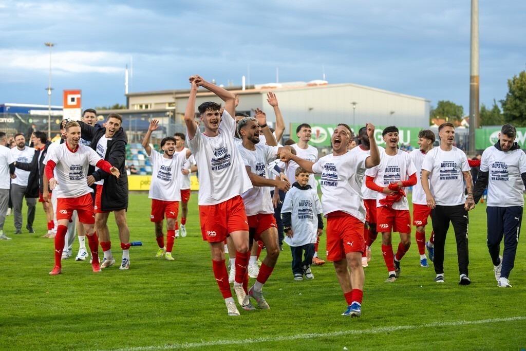 Fußball, Aufstiegsspiel zur Regionalliga Südwest, FK Pirmasens gegen VfR Mannheim | Fußball, Aufstiegsspiel zur Regionalliga Südwest, FK Pirmasens gegen VfR Mannheim***Riesiger Jubel beim VfR nach dem Schlusspfiff und dem damit verbundenen Aufstieg in die Regionalliga Südwest - Realisiert mit Pictrs.com