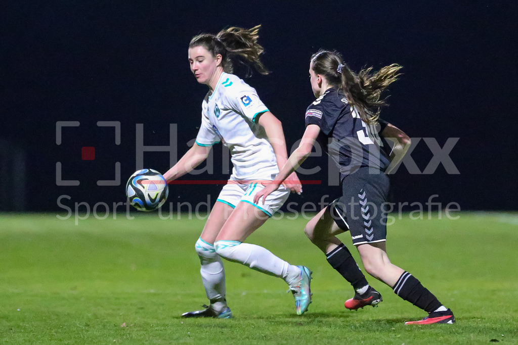 Fussball, Testspiel Frauen, SV Henstedt-Ulzburg - SV Werder Bremen | v.li.: Chiara Hahn (SV Werder Bremen, 21) und Heidi Schreiber (SV Henstedt-Ulzburg, 30) im Zweikampf, Duell, Dynamik, Aktion, Action, Spielszene