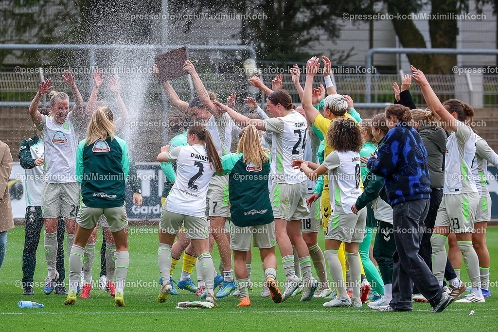 xsscx17052601048 | 17.05.2026, xsscx, Frauen Fussball, Bayer 04 Leverkusen - Werder Bremen, 1. Fussball Bundesliga, 26. Spieltag, Ulrich-Haberland-Stadion, Saison 2025 2026: Die Mannschaft von Werder Bremen feiert ihren Sieg zum 1:3 gegen Bayer Leverkusen mit Chiara d'Angelo (Werder Bremen #2), Larissa Mühlhaus (Werder Bremen #7), Lara Schmidt (Werder Bremen #24), Amira Arfaoui (Werder Bremen #8), Hanna Nemeth (Werder Bremen #23) DFB regulations prohibit any use of photographs as image sequences and or quasi-video. Photo: xSandraxScherningxPressefotoKochx