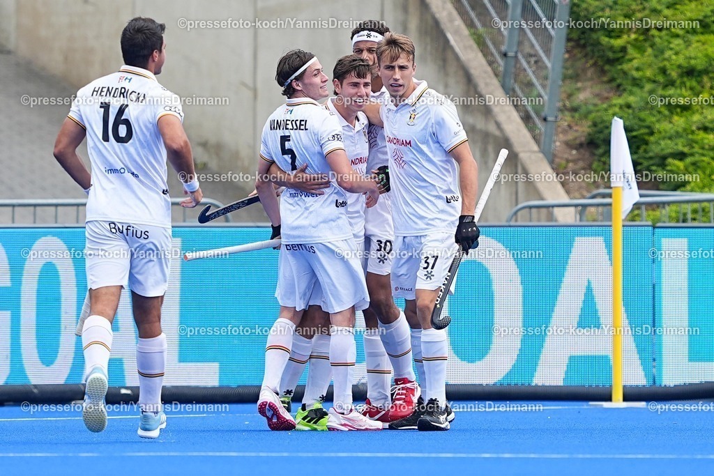 xydrx1408252002 | 14.08.2025, xydrx, Herren EuroHockey Championship 2025, Gruppe C, Belgien - England, Sparkassenpark Mönchengladbach: Torjubel nach dem Tor zum1:0 für die Belgische Feldhockey Nationalmannschaft durch Torschütze Thibeau Stockbroekx (BEL #7) zusammen mit Thomas Crols (BEL #37) und Arno Van Dessel (BEL #5) und Nelson Onana (BEL #30)