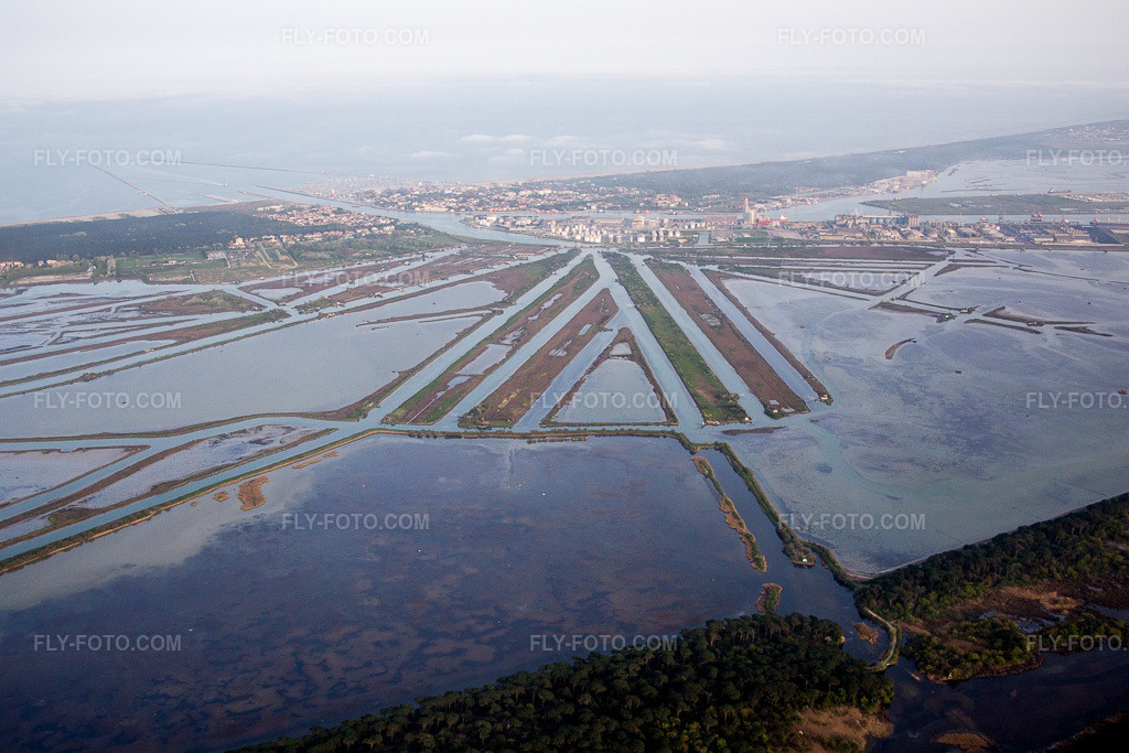Aerial view: View of the town in Marina di Ravenna in the state Emilia Romagna, Italy. – Photo: IMG_087363.jpg taken on 04/05/2016 by Werner Riehm/FLY-FOTO.com – Resolution of the original: 5237 x 3491 px