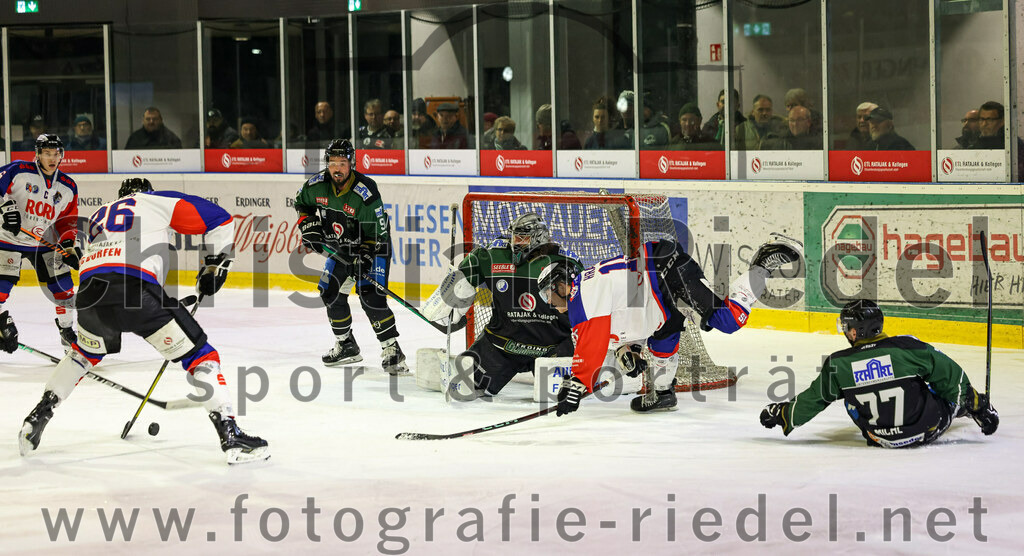 2023-01-22_143_Eishockey_TSV_Erding_gegen_ESC_Dorfen | Erding, Deutschland, 22.01.2023:
Eishockey, Bayernliga 2022 / 2023, 29. Spieltag, TSV Erding gegen ESC Dorfen, Endergebnis: 6:2

Florian Fischer (ESC Dorfen, #26), Rudolf Lorenz (Erding Gladiators, #91), Torwart Christoph Schedlbauer (Erding Gladiators, #31), Christof Hradek (ESC Dorfen, #15), Philipp Michl (Erding Gladiators, #77)

Foto: Christian Riedel / fotografie-riedel.net