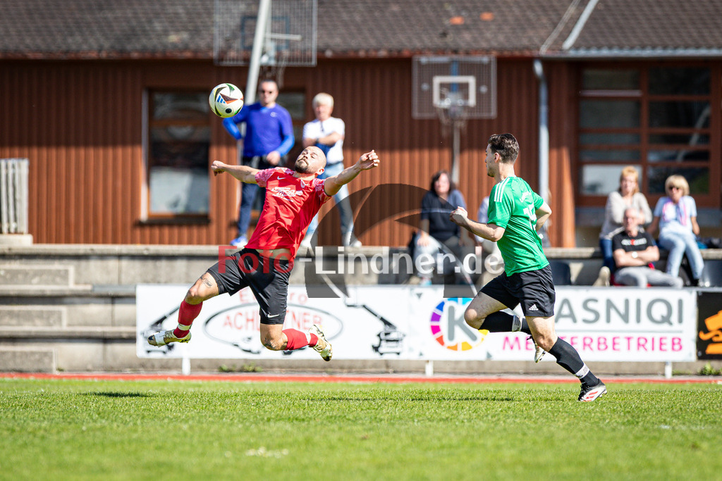 TSV Peißenberg gegen Lenggrieser SC | Fußball Herren Kreisliga Gruppe 1 Zugspitze 2025/26 19. Spieltag, TSV Peißenberg gegen Lenggrieser SC, 20260411,Gabriel RAWITZ (TSV Peißenberg 5) in Aktion,2026-04-11 in Peißenberg (Sportzentrum Peißenberg, Platz 1), Gabriel RAWITZ (TSV Peißenberg 5), Sebastian DIX (Lenggries SC 15)Copyright: WolfgangxLindner www.foto-lindner.de