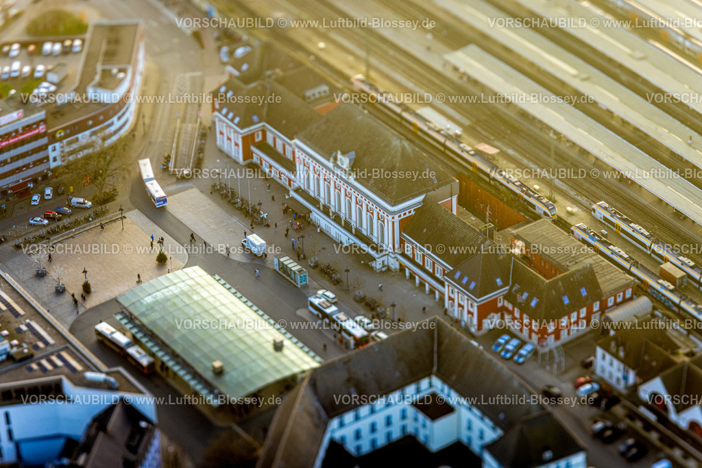 Hamm241201357 | ACHTUNG Fotos mit durch Tilttechnik objektivseits erzeugter partieller Unschärfe, Luftbild, Hauptbahnhof Hbf und Bahnhofsvorplatz mit ZOB Busbahnhof, Mitte, Hamm, Ruhrgebiet, Nordrhein-Westfalen, Deutschland