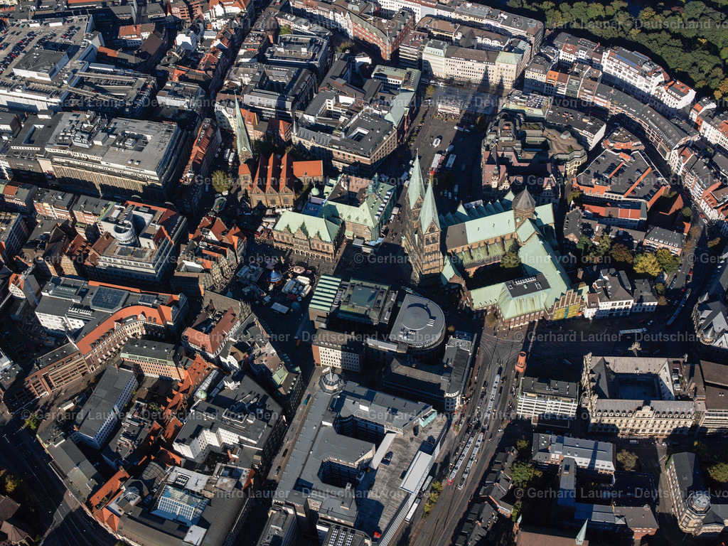 2581484 | BREMEN  Altstadtbereich- Insel und Innenstadtzentrum am Ufer des Flußverlaufes der Weser im Ortsteil Mitte in Bremen, Deutschland. Weiterführende Informationen bei: Stadt Bremen,  WFB Wirtschaftsförderung Bremen GmbH,  swb AG. // Old Town area and city center in the district Mitte in Bremen, Germany. Further information at: Stadt Bremen,  WFB Wirtschaftsfoerderung Bremen GmbH,  swb AG. Foto: Gerhard Launer