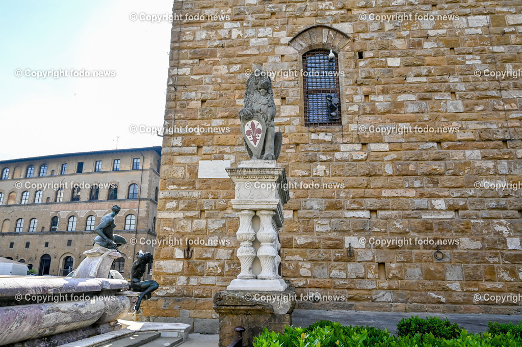 Italien_ Toscana_ Florenz_ 30.05.2024-227 | 30.05.2024, Italien, ITA, Toskana, Florenz im Bild Stadtansichten, Gebäude, Architektur, Touristen, Historisch, Souvenir, Altstadt, Museum, Statuen, Skulpturen, Piazza della Signoria, Statue David, Palazzo Vecchio, Neptunbrunnen, Piazza della Repubblica, Ponte Vecchio, Brücke, Uffizien, Kathedrale Santa Maria del Fiore, Arno, Fluß


Florenz, Firenze, ist eine italienische Großstadt. Nach Einwohnern ist sie die achtgrößte Stadt Italiens. Florenz ist die Hauptstadt sowie größte Stadt der Region Toskana und der Metropolitanstadt Florenz, in der etwa eine Million Menschen leben. Florenz ist für seine Geschichte berühmt. Leonardo da Vinci verbrachte große Teile seiner Jugend in Florenz, Michelangelo fand Unterschlupf in der Kirche der Medici, Galileo Galilei wohnte als Hofmathematiker in den Palästen der Medici. Von 1865 bis 1871 war die Stadt die Hauptstadt des neu gegründeten Königreichs Italien. Das historische Zentrum von Florenz zieht Jahr für Jahr Millionen von Touristen an. Die historische Innenstadt wurde von der UNESCO im Jahre 1982 zum Weltkulturerbe erklärt. 
Quelle: Wikipedia
