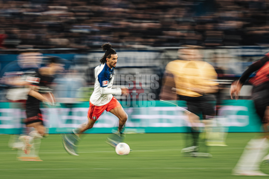 Fußball | Männer | Saison 2025/2026 | 1. Fußball-Bundesliga | 17. Spieltag | Hamburger SV vs. Bayer 04 Leverkusen | 04.03.2026 | Damion Downs (#19, HSV) langzeitbelichtung
