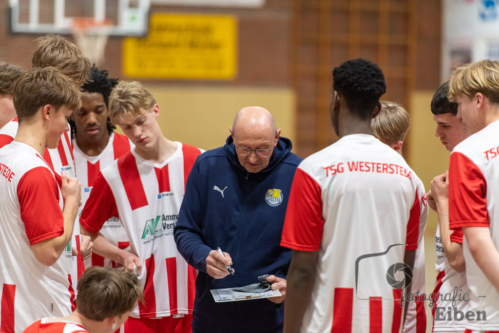 TSG Westerstede-Fortuna Logabirum | Basketball 2. Regionalliga; TSG Westerstede 2 (weiß)- Fortuna Logabirum (blau) am 12.12.2025 in Westerstede (Hössensportzentrum), Photo: Philip Eiben 2025 - Realisiert mit Pictrs.com