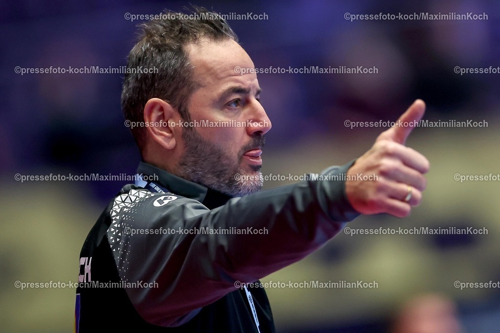 EHF19012601079 | 19.01.2026, Handball, Men's EHF EURO 2026, Österreich - Serbien, Jyske Bank Boxen in Herning, Dänemark, Preliminary Round:  Headcoach Iker Romero Fernandez (Austria #hc) gestikulierend am Spielfeldrand  