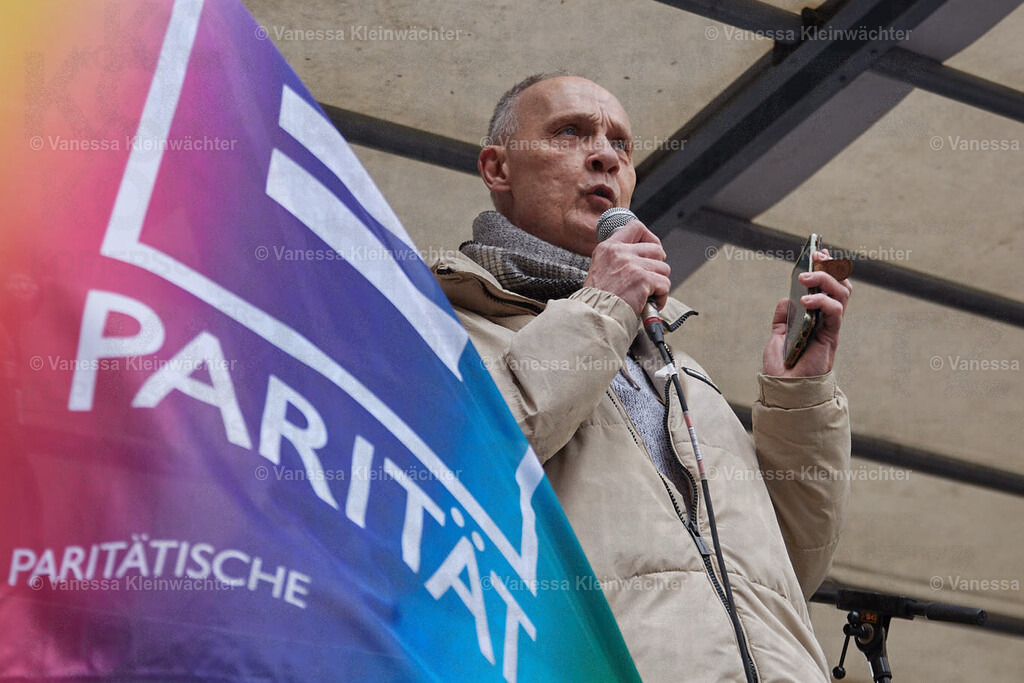 250408_KBS_Kuerzungen_01 | Einige hunderte Menschen protestieren am 08.04.2025 vor der Senatsverwaltung für Gesundheit in Berlin gegen finanzielle Kürzungen bei psychosozialen Kontakt- und Beratungsstellen.  - Realisiert mit Pictrs.com