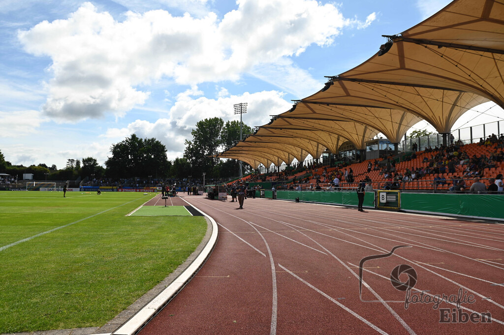 SV Atlas-Delmenhorst-Borussia Mönchengladbach | DFB-Pokal 1. Runde;SV Atlas Delmenhorst (gelb)-Borussia Mönchengladbach (schwarz) am 17.08.2025 in Oldenburg (Marschweg-Stadion), Photo: Philip Eiben 2025 - Realisiert mit Pictrs.com