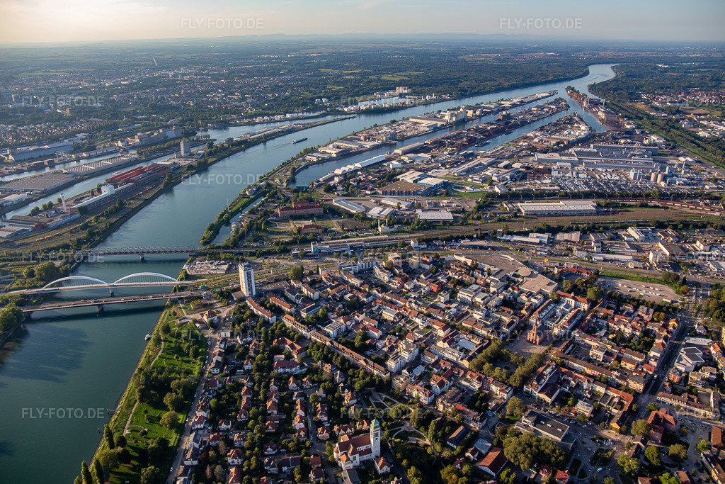 Luftbild: Rheinhafen und B28 von Süden in Kehl im Bundesland Baden-Württemberg in Deutschland. Foto: IMG_137830.jpg vom 18.08.2023 durch Werner Riehm/FLY-FOTO.de