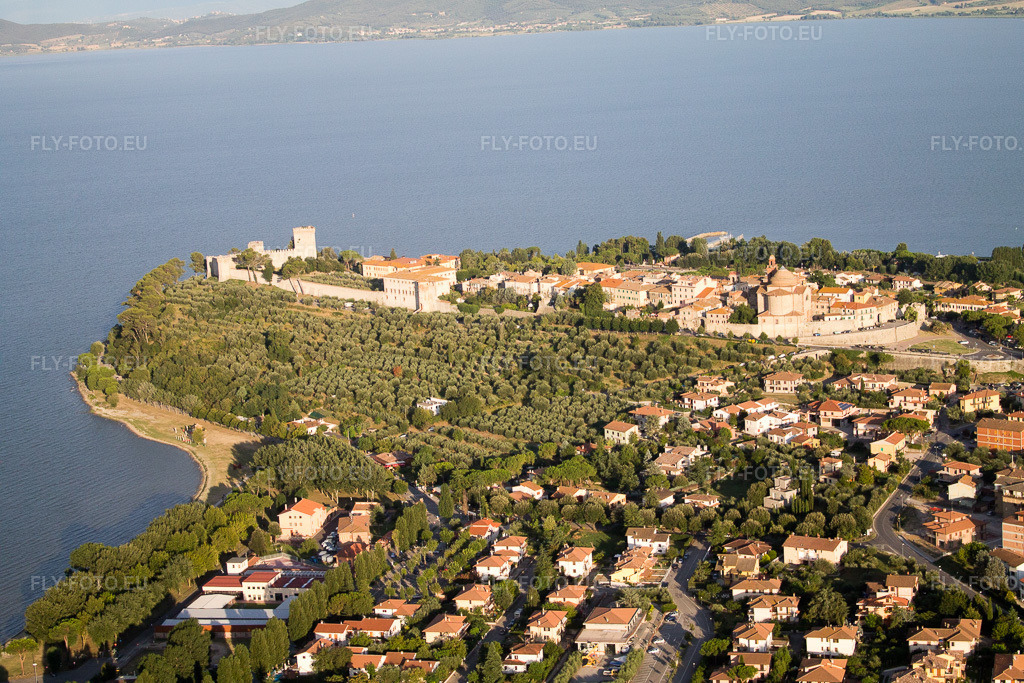 Vue aérienne: Vue de la ville à Castiglione del Lago dans le département Ombrie, Italie. Photo: IMG_43483.jpg prise le 25/07/2011 par Werner Riehm/FLY-FOTO.eu – Résolution de l'original: 4272 x 2848 px