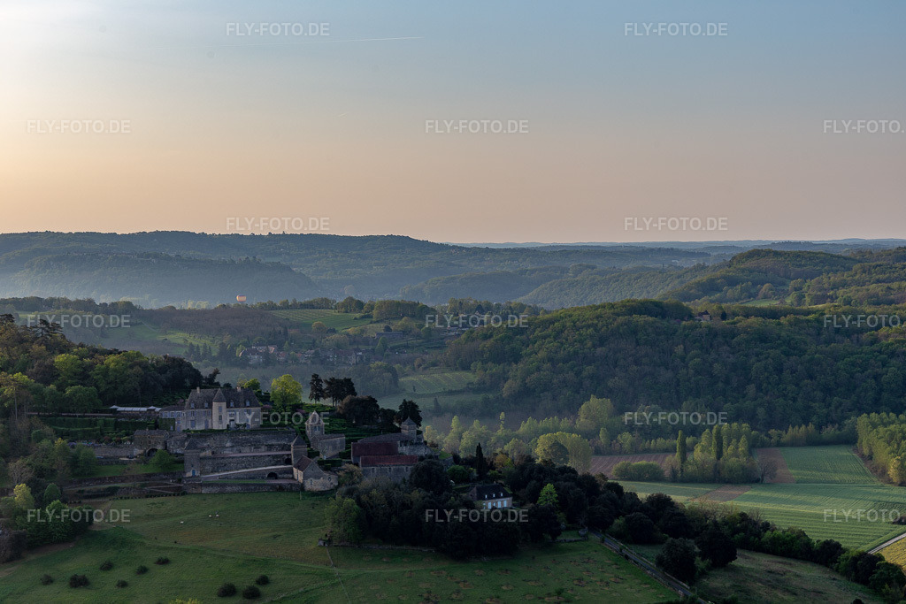 Luftbild: Chateau de Fayrac in Castelnaud-la-Chapelle im Bundesland Dordogne in Frankreich. Foto: IMG_113693.jpg vom 20.04.2019 durch Werner Riehm/FLY-FOTO.de