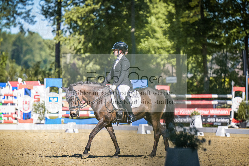 DOS_7109 | Entdecke hochwertige Reitturnierfotos von Foto Oger. Professionell, emotional und authentisch – jetzt Lieblingsmomente im Shop bestellen.Deutschlandweite Turnierfotografie. - Realisiert mit Pictrs.com
