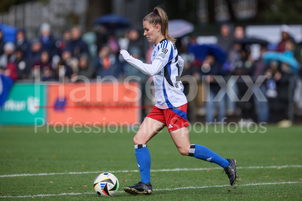 Fussball, 2. Frauen-Bundesliga, Hamburger SV - Borussia Mönchengladbach | v.li.: Jana Braun (Hamburger SV, 15) am Ball, Freisteller, Einzelbild, Ganzkörper, Aktion, Action, Spielszene, DIE DFB-RICHTLINIEN UNTERSAGEN JEGLICHE NUTZUNG VON FOTOS ALS SEQUENZBILDER UND/ODER VIDEOÄHNLICHE FOTOSTRECKEN. DFB REGULATIONS PROHIBIT ANY USE OF PHOTOGRAPHS AS IMAGE SEQUENCES AND/OR QUASI-VIDEO.