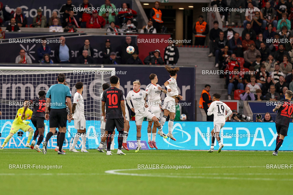 Bayer 04 Leverkusen vs Eintracht Frankfurt - Bundesliga  | Leverkusen, Deutschland, 12.09.25:   Alejandro Grimaldo (Bayer 04 Leverkusen) erzielt das Tor zum 1:0 waehrend des Spiels der Bundesliga zwischen  Bayer 04 Leverkusen vs Eintracht Frankfurt in der BayArena(Foto von Brauer-Fotoagentur / Adrian Schlueter)