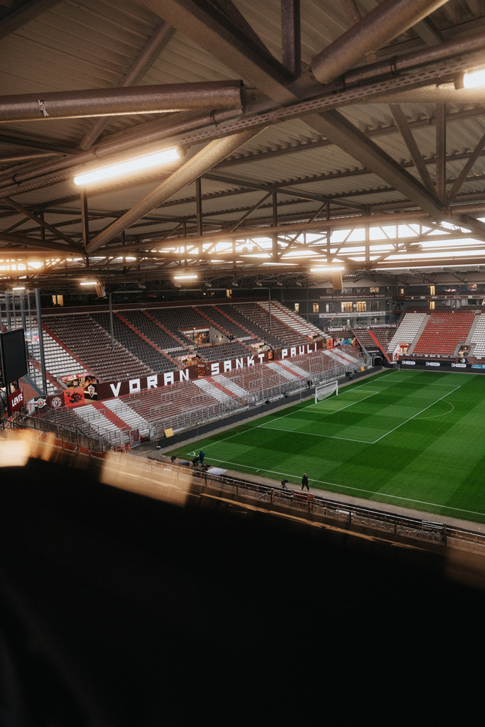 FCP08095 | Der offizielle Shop für FC St. Pauli Fotos. Wähle aus Spielszenen & Fanmomenten dein FCSP Wunschformat. Wir liefern Millerntor-Atmosphäre.