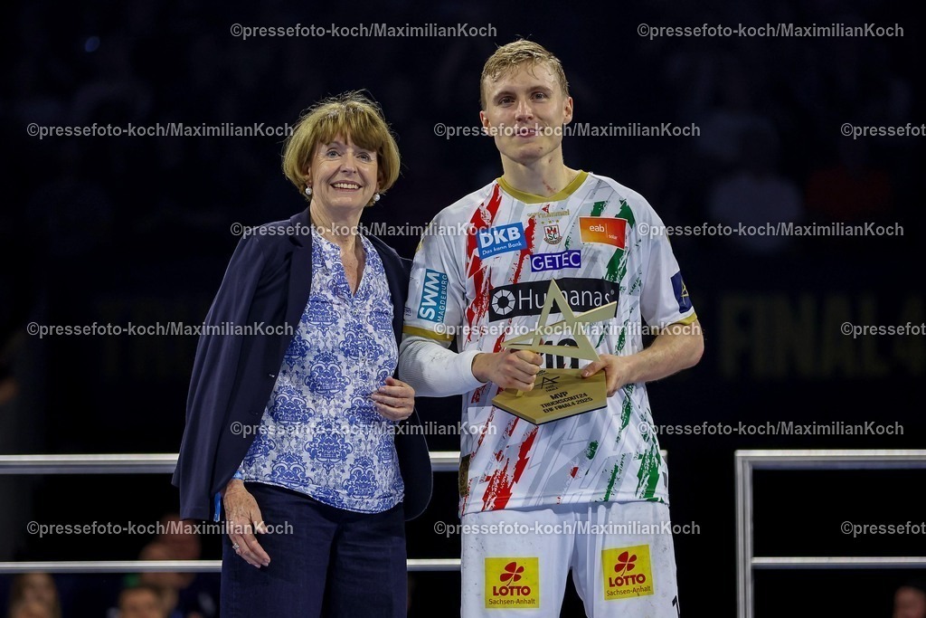 KoeEHF15062502085 | 15.06.2025, Handball, Finale TruckScout24 EHF FINAL4, LANXESS arena Köln, Füchse Berlin - SC Magdeburg: SC Magdeburg ist Champions League Sieger - Siegerehrung Ehrung Pokalübergabe nach dem Spiel. Die Mannschaft feiert den SIeg. Most Valuable Player MVP Gisli Kristjansson (Magdeburg #10) 