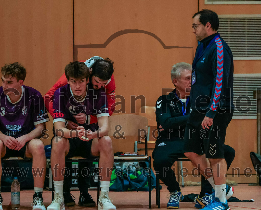 2023-11-26_053_SpVgg_Altenerding_gegen_TSV_1861_Mainburg | Erding, Deutschland, 26.11.2023:
Handball, Bezirksoberliga Männer 2023 / 2024, 9. Spieltag, SpVgg Altenerding gegen TSV 1861 Mainburg, Endergebnis: 34:20

Ferdinand Ewald (SpVgg Altenerding, #45), Roland Stelzer (Spvgg Altenerding), Trainer Simon Klawe (Spvgg Altenerding)

Foto: Christian Riedel / fotografie-riedel.net