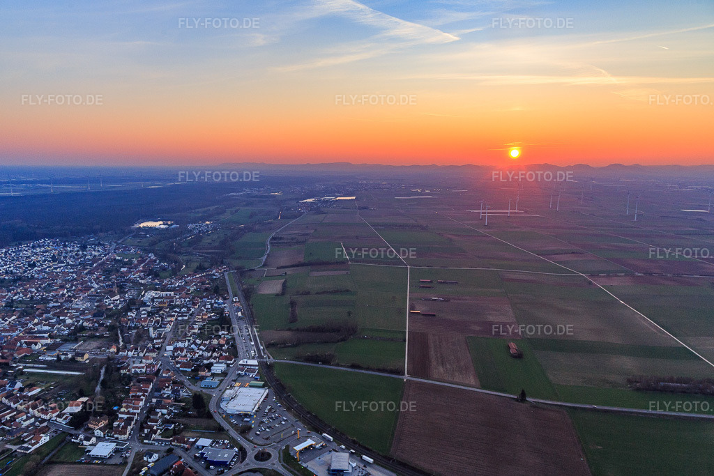 Luftbild: Sonnenuntergang über dem Gollenberg aus Osten in Rülzheim im Bundesland Rheinland-Pfalz in Deutschland. Foto: IMG_105232.jpg vom 24.03.2018 durch Werner Riehm/FLY-FOTO.de