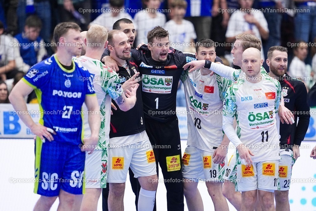 xYDRx14122501053 | 14.12.2025, xydrx, Handball, 1.HBL, VfL Gummersbach - SC Magdeburg, Schwalbe-Arena: Sergey Hernandez Ferrer (SC Magdeburg #1) Elvar Oern Jonsson (SC Magdeburg #19) Daniel Pettersson (SC Magdeburg #11) bejubeln den SiegPhoto: xYannisxDreimannxPressefotoKochx