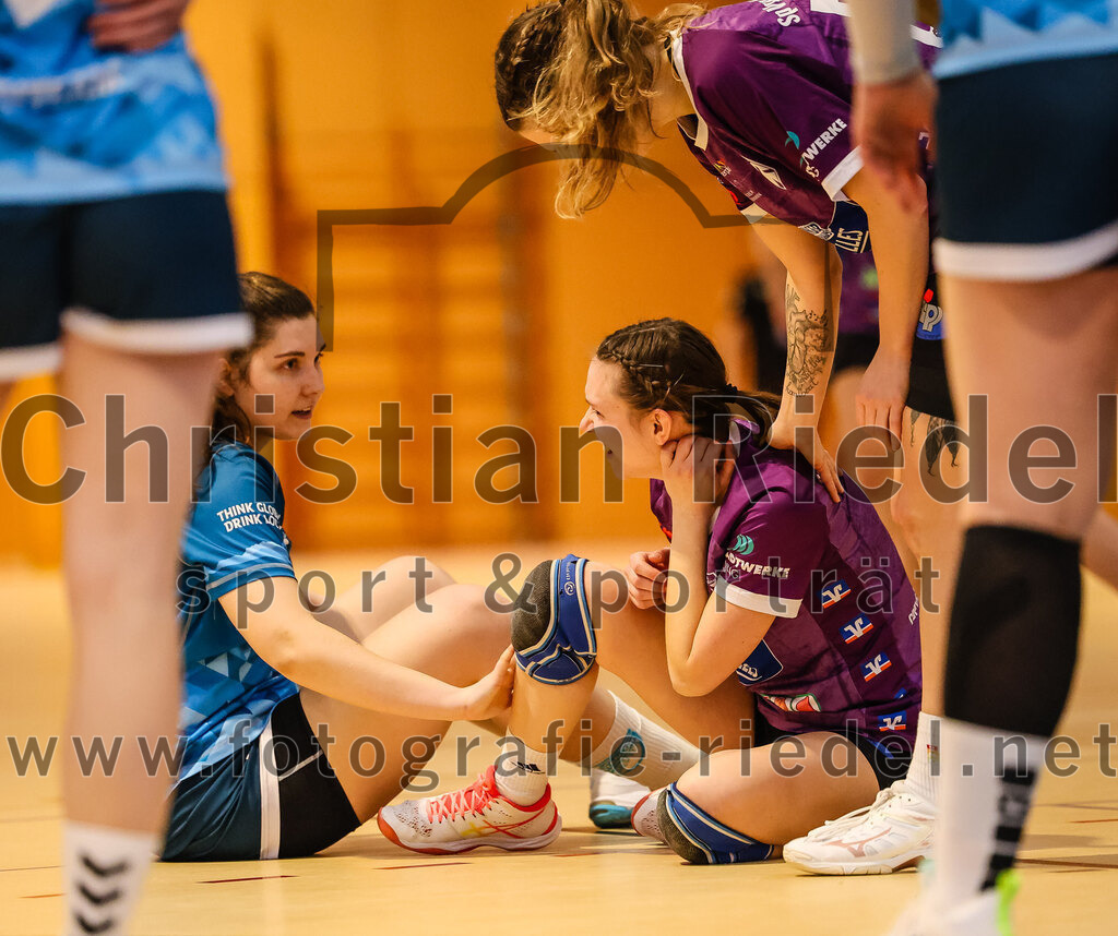 2024-03-09_101_SpVgg_Altenerding_gegen_Eintracht_Dachau-Karlsfeld | Erding, Deutschland, 09.03.2024:
Handball, Bezirksoberliga Frauen Altbayern 2023 / 2024, 17. Spieltag, SpVgg Altenerding gegen Eintracht Dachau-Karlsfeld, Endergebnis: 26:25

Nadja Klapproth (TSV Eintracht Karlsfeld, #19), Julia Kranich (SpVgg Altenerding, #9), Verena Bauer (SpVgg Altenerding, #55)

Foto: Christian Riedel / fotografie-riedel.net