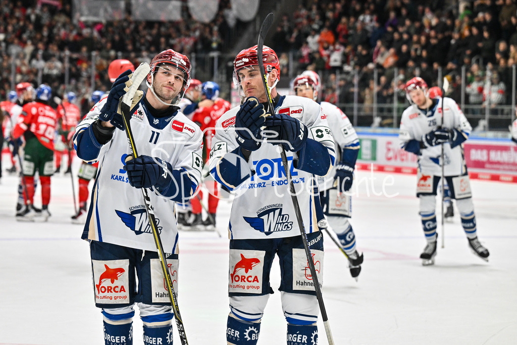 Augsburger Panther - Schwenninger Wild Wings | AUGSBURG, GERMANY - 02. JANUARY: die Spieler der Wild Wings bedanken sich bei den mitgereisten Fans aus Augsburg nach dem Match zwischen den Augsburger Panthern und den Schwenninger Wild Wings am 35. Spieltag der Penny DEL im Curt Frenzel Stadion / Danny O`REGAN (Schwenninger Wild Wings 11) und Jordan SZWARZ (Schwenninger Wild Wings 14)