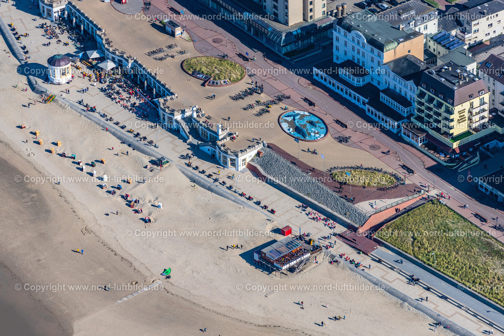 Borkum_Strandpromenade_ELS_5830091022 | BORKUM 09.10.2022 Strandkorb- Reihen am Sand- Strand Promenade im Küstenbereich der Nordsee am Rande der Wohngebiete in Borkum im Bundesland Niedersachsen. // Beach chair on the sandy beach ranks in the coastal area of the North Sea at the edge of the residential area of Borkum in the state Lower Saxony. Foto: Martin Elsen