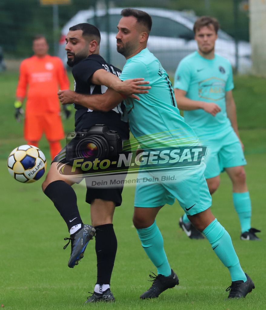 International Bünde - TSV Löhne | Auf dem Bild zu sehen: türkis International Bünde: Oguz Güler ; schwarz TSV Löhne: Emre NikbayInternational Bünde, TSV Löhne, Saison 25/26, Kreispokal, Muckum, Deutschland - Realisiert mit Pictrs.com