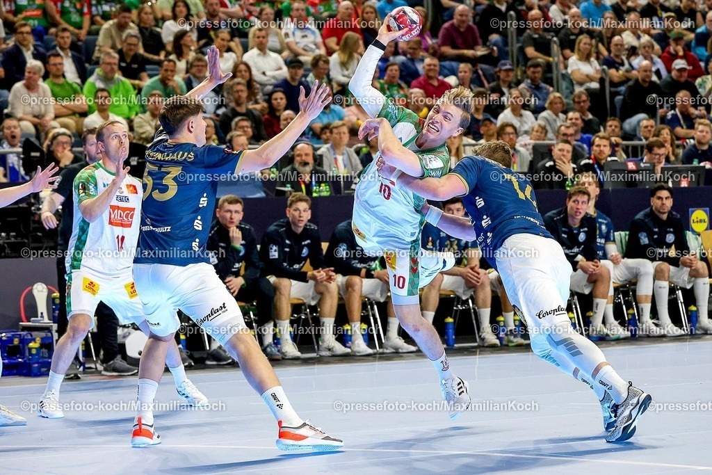 xSSCx18042602004 | 18.04.2026, xsscx, Handball, DHB-Pokal Lidl Final4, Halbfinale, Bergischer HC - SC Magdeburg, Saison 2025 / 2026 Herren, Lanxess Arena, Köln: Gisli Kristjansson (SC Magdeburg #10) im Zweikampf gegen Gerdas Babarskas (Bergischer HC #14) Photo: xSandraxScherningxPressefotoKochx